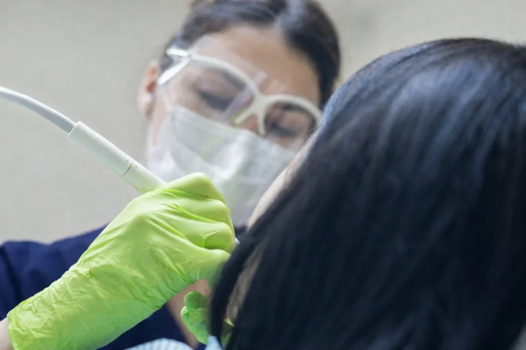 cómo se realiza la limpieza dental